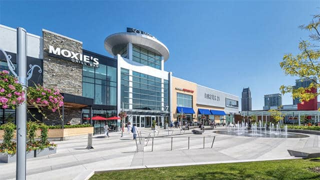 moxies-square-one-patio moxies-square-one-patio top 5 patios Top 5 Patios in Square One Mississauga moxies square one patio